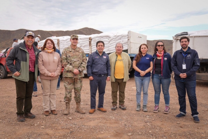 Atacama distribuye 2.400 sacos de pellets de alfalfa para apoyar a crianceros afectados por sistema frontal