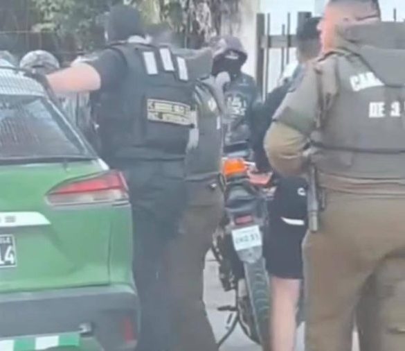Detienen a dos motochorros extranjeros con un arma de fuego en Viña del Mar