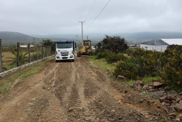 Municipio de Coquimbo despliega equipos para mejorar transitabilidad de caminos rurales