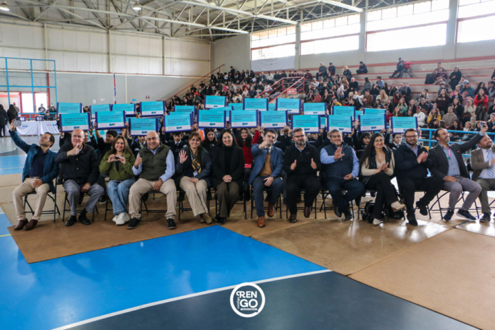 700 estudiantes de Rengo reciben computadores de la Beca TIC