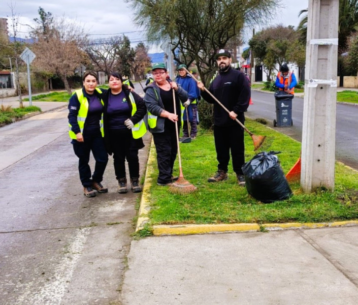 La Cisterna refuerza limpieza en plazas y espacios públicos