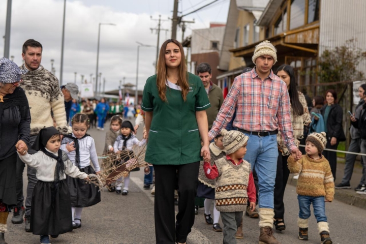 Desfile cívico-militar reunió a cientos de vecinos en Dalcahue