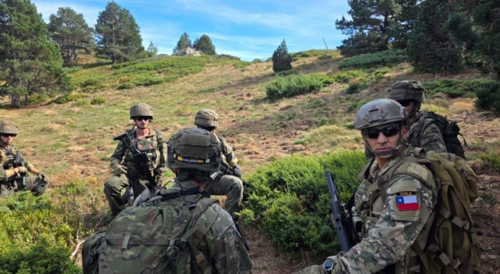 Ejército de Chile entrena combate de montaña junto a especialistas españoles en Jaca