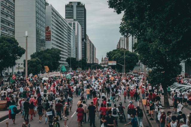 Lula busca un nuevo mandato y Flávio Bolsonaro apuesta por el regreso de la derecha en Brasil