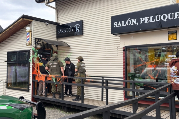 Dalcahue despliega operativo interinstitucional con controles en barberías, comercios y borde costero