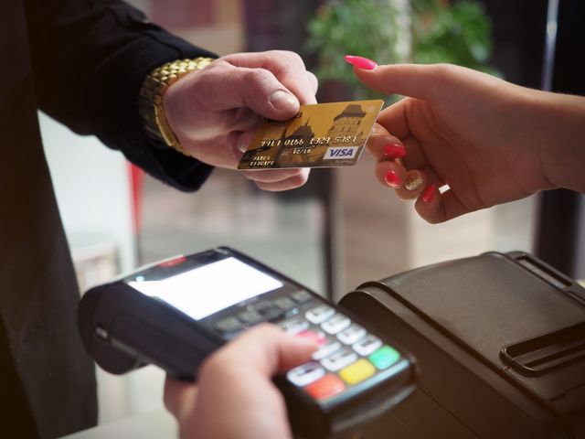 Encuesta revela que el 93% de los comercios en Chile percibe que el efectivo pierde terreno frente a los pagos digitales
