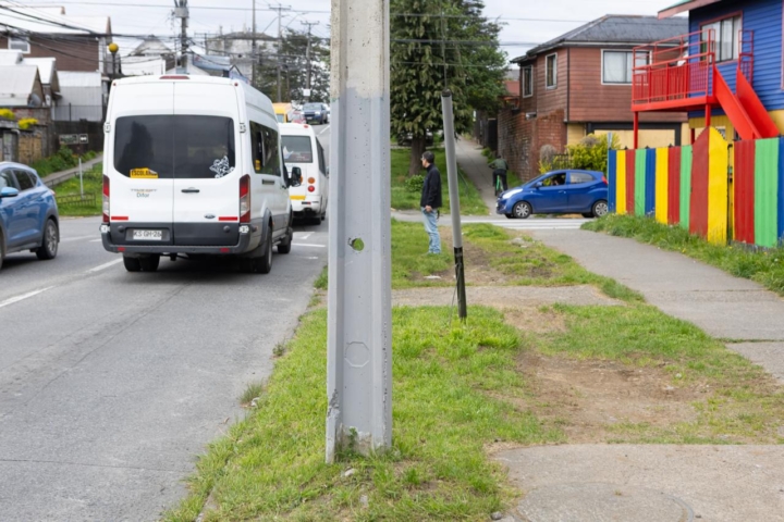 ''El que raya paga'' en Puerto Montt: dos nuevos imputados debieron reparar con recursos propios daños a señaléticas y postes