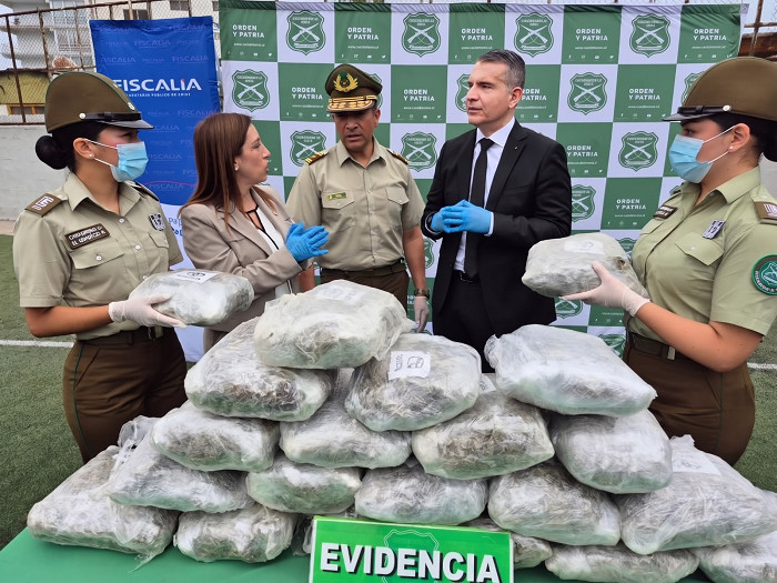 Fiscalía y policías incautan 1,8 toneladas de droga en Antofagasta y decomisan un fusil de guerra